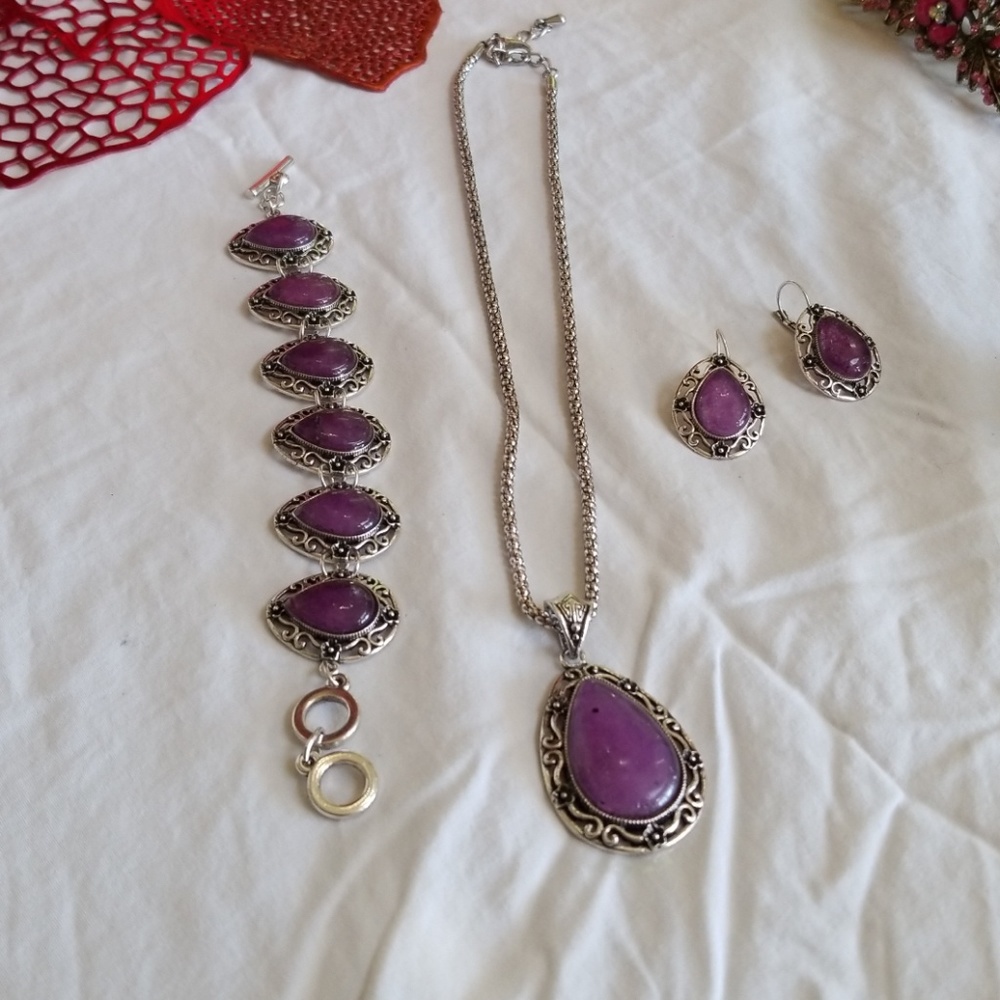 Neclace, bracelet and earrings set,